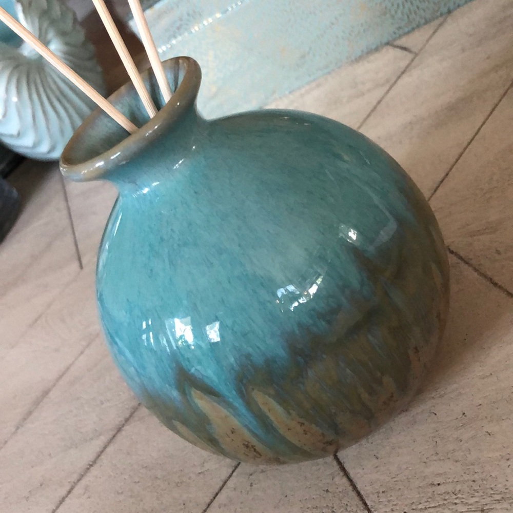 Porcelain Reed Diffuser With Ocean Blue Hues - Picture 3 of 3